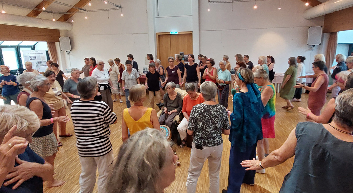 Alle Frauen tanzen im großen Saal