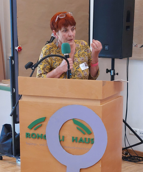 Maria Zemp hält ihren Vortrag