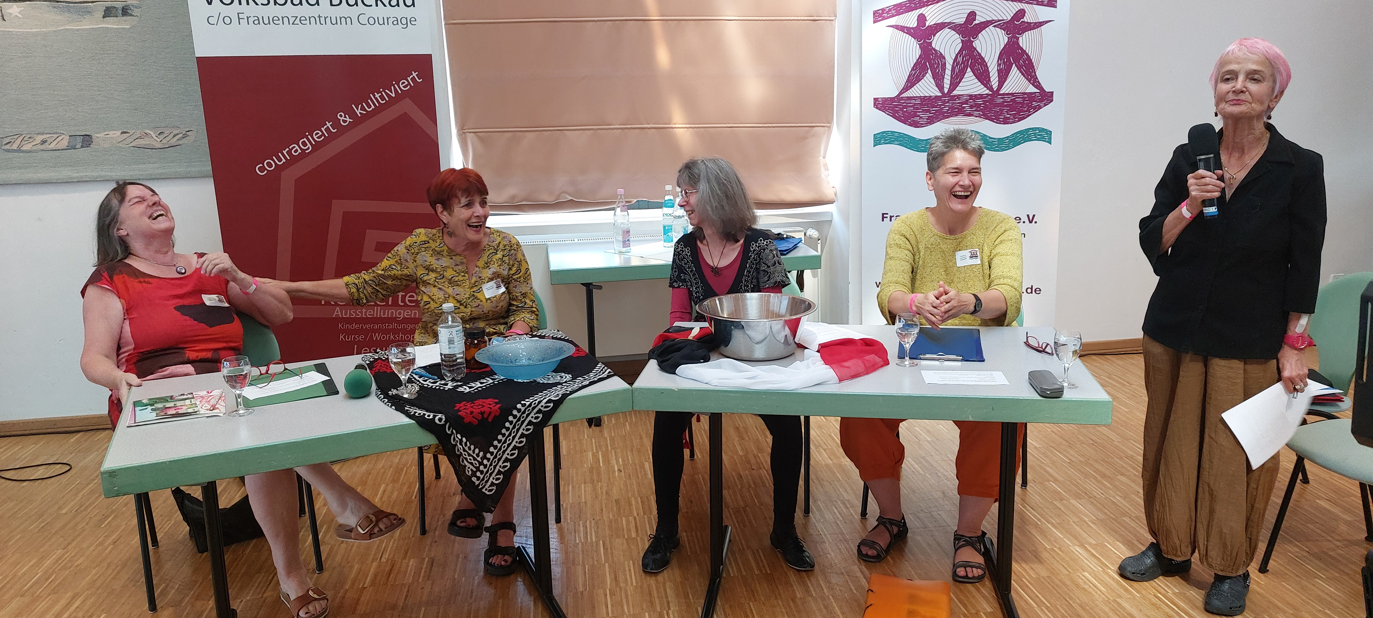 Marie Sichtermann stellt die Teilnehmerinnen des Podiums vor