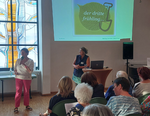 Monika Mengel stellt Ulrike Kreuer vor